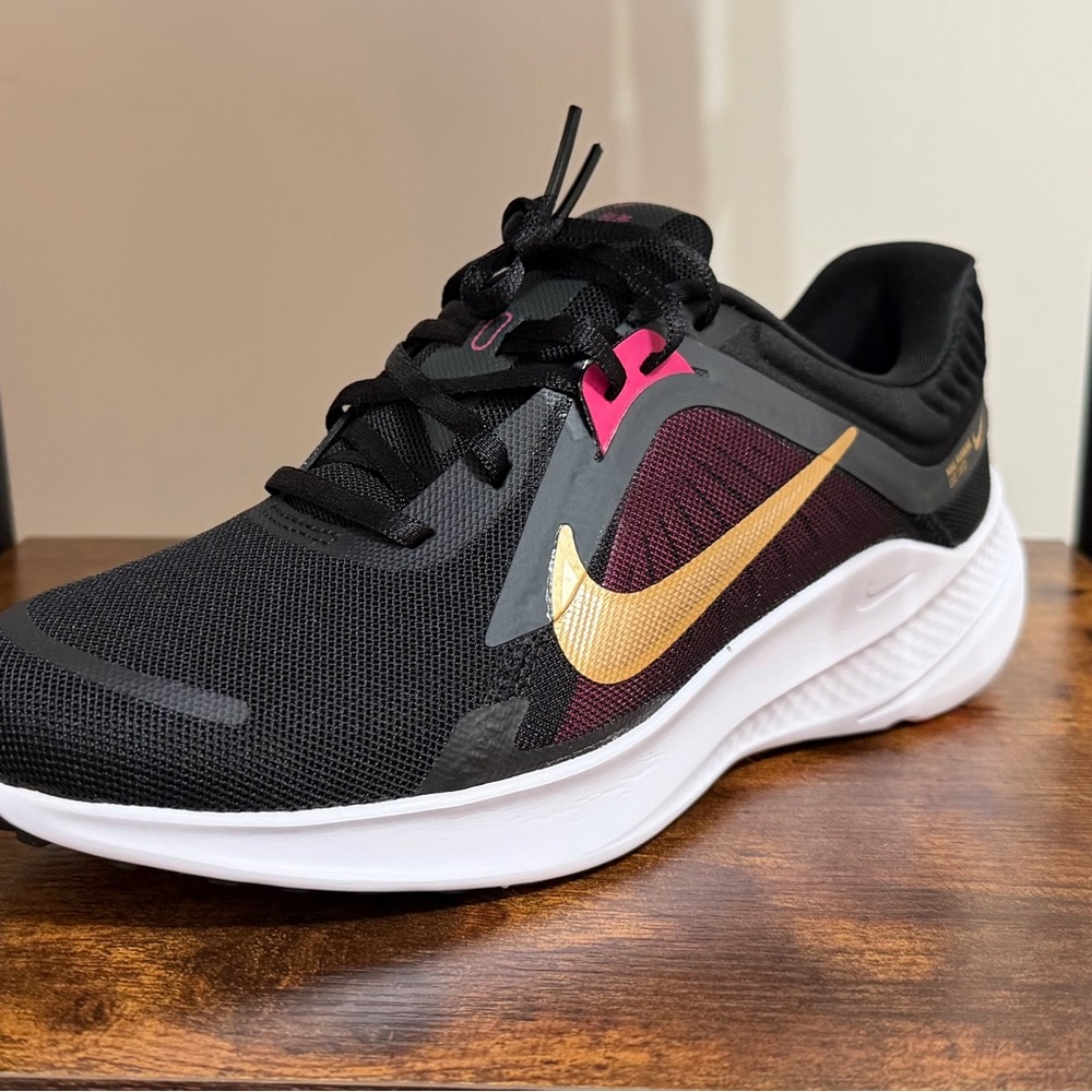 Nike Women's Black and Metallic Gold Athletic Shoes New in Box Size 8 - Picture 12 of 13